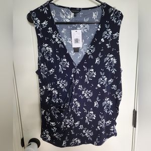 NWT Violets & Roses Stitch Fix Blue & White floral V-Neck Faux Wrap Top, size 1X